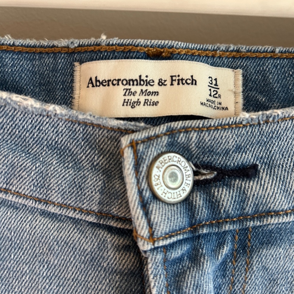Barely worn Abercrombie High Rise Mom size 31/12. 26” inseam